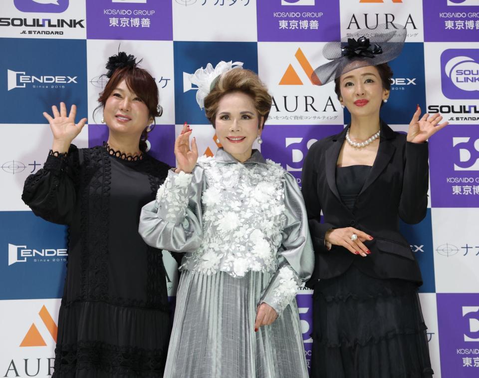 　並んで手を振る（左から）はるな愛、デヴィ夫人、神田うの（撮影・西岡正）