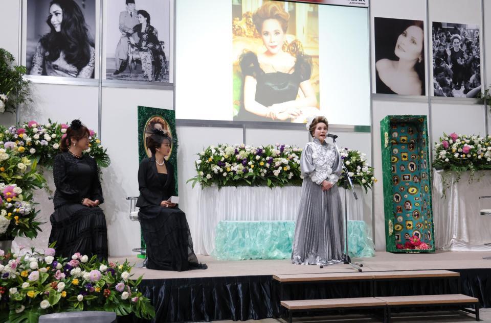 　生前葬イベントであいさつするデヴィ夫人（撮影・西岡正）