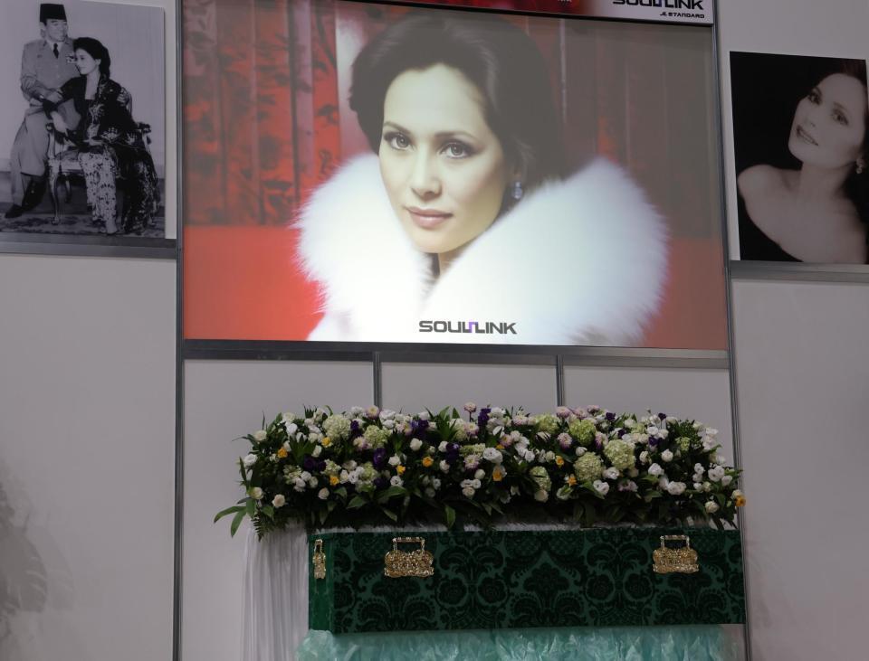 　柩が運ばれた後、流されたデヴィ夫人のＡＩ画像（撮影・西岡正）