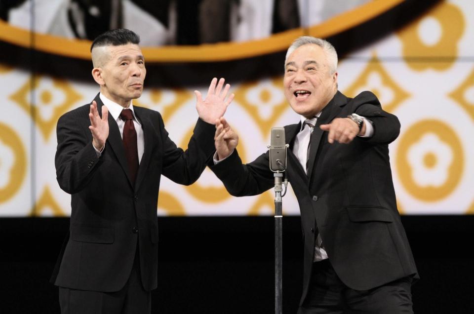 　漫才を披露する西川のりお（左）と上方よしお＝２０１３年