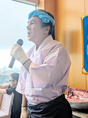 　自身の代表曲「兄弟船」を熱唱する鳥羽一郎