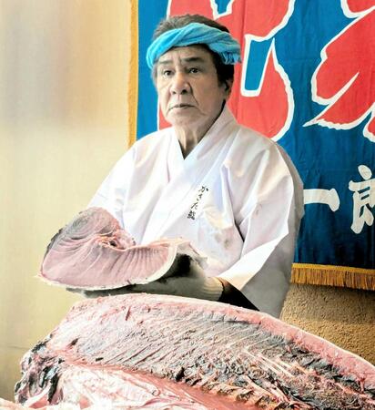 　マグロ解体ショーを行った鳥羽一郎