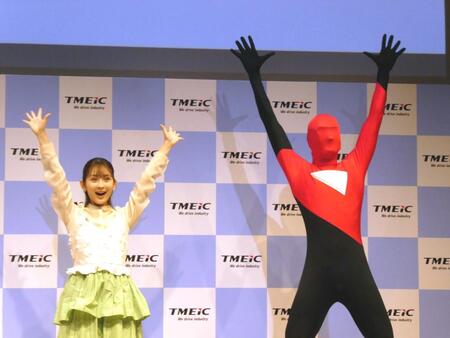 　「ジェットコースター」のポーズを決める（左から）畑芽育、ＴＭＥＩＣマン