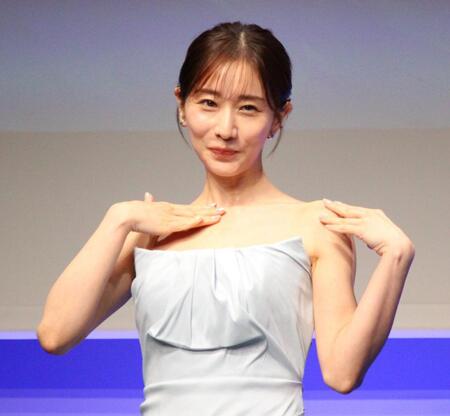 　ニベアを塗る田中みな実