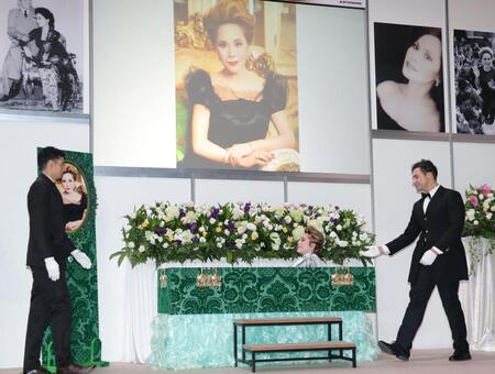 　柩から起き上がるデヴィ夫人（撮影・西岡正）