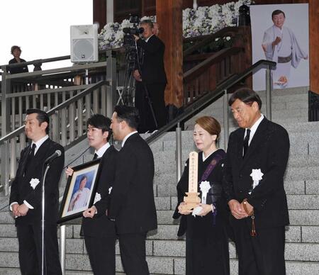　出棺前に「いつでも夢を」を歌唱する（左から）ｙｈ２の小牧勇太、徳岡純平、進公平。右は石田重廣社長。同２人目は真由美夫人