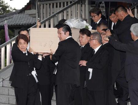 　橋幸夫さんのひつぎを運ぶ（左から）三田明、ｙｈ２・小牧勇太、狩人・高道ら（撮影・佐々木彰尚）