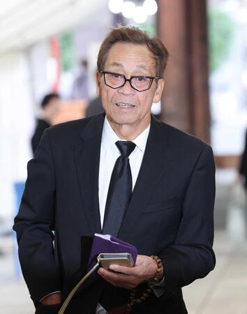 　橋幸夫さんの告別式に参列した清水アキラ（撮影・佐々木彰尚）