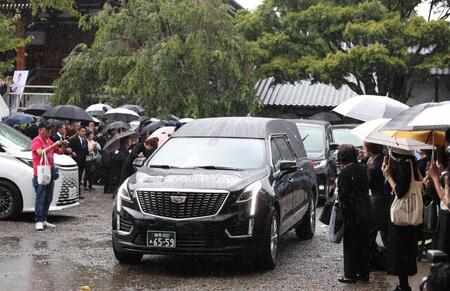　橋幸夫さんを乗せて斎場へ向かう霊きゅう車（撮影・佐々木彰尚）