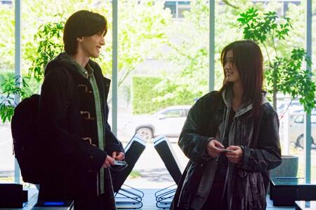 　道枝駿佑（左）と生見愛瑠©２０２６「君が最後に遺した歌」製作委員会