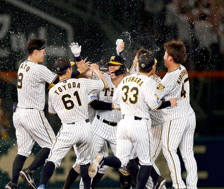 　ＤｅＮＡにサヨナラ勝ちし、歓喜する阪神ナイン＝２０２４年７月７日