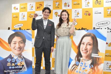 　意気込むテレビ大阪の前田拓哉アナウンサー（左）とウーデンジェニファー里沙アナウンサー