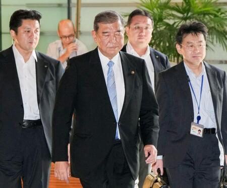 　首相官邸に入る石破首相