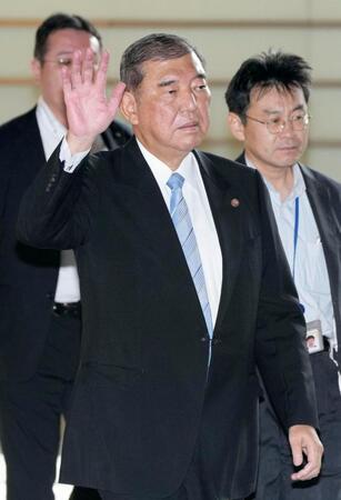 　首相官邸に入る石破首相