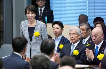 　国会内で開かれた会合に出席した自民党の高市前経済安保相（左）