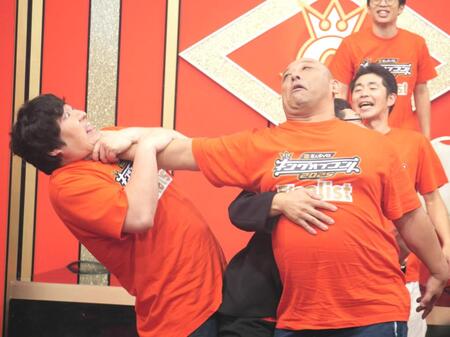 　ロングコートダディ・兎（左）の首を絞めるトム・ブラウンのみちお