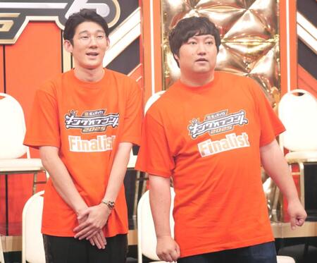 　会見に出席したロングコートダディ