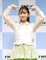 　笑顔でポーズを決める畑芽育