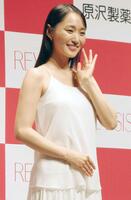 　笑顔を見せる菅井友香