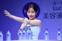 　ニベアを塗る田中みな実