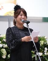 　弔辞を読むはるな愛（撮影・西岡正）