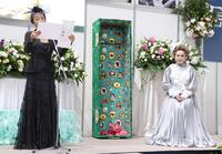 　デヴィ夫人（右）に弔辞を読む神田うの （撮影・西岡正）