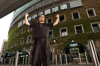 　甲子園球場の前でポーズをとる湘南乃風・若旦那（撮影・田中太一）