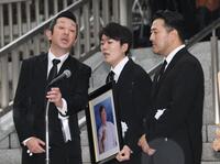 　「いつでも夢を」を歌うｙｈ２・小牧勇太、徳岡純平、進公平（撮影・佐々木彰尚）