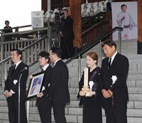 　出棺前に「いつでも夢を」を歌唱する（左から）ｙｈ２の小牧勇太、徳岡純平、進公平。右は石田重廣社長。同２人目は真由美夫人