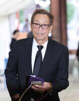 　橋幸夫さんの告別式に参列した清水アキラ（撮影・佐々木彰尚）