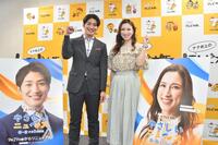 　意気込むテレビ大阪の前田拓哉アナウンサー（左）とウーデンジェニファー里沙アナウンサー
