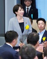 　国会内で開かれた会合に出席した自民党の高市前経済安保相（左）