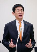 　記者団の取材に応じ、自民党総裁選に立候補する意向を表明した小林元経済安保相