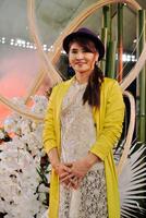 　２０１８年２月、完成したばかりのフラワーアートを披露した志穂美悦子