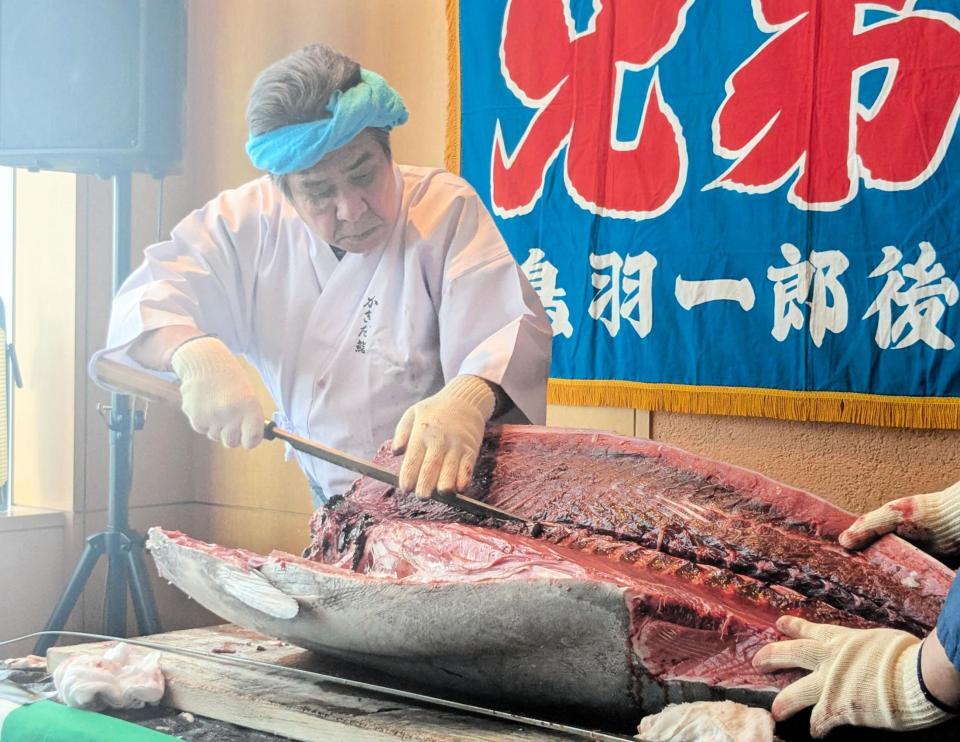 　マグロ解体ショーを行う鳥羽一郎