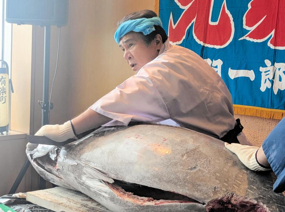 　マグロ解体ショーを行う鳥羽一郎