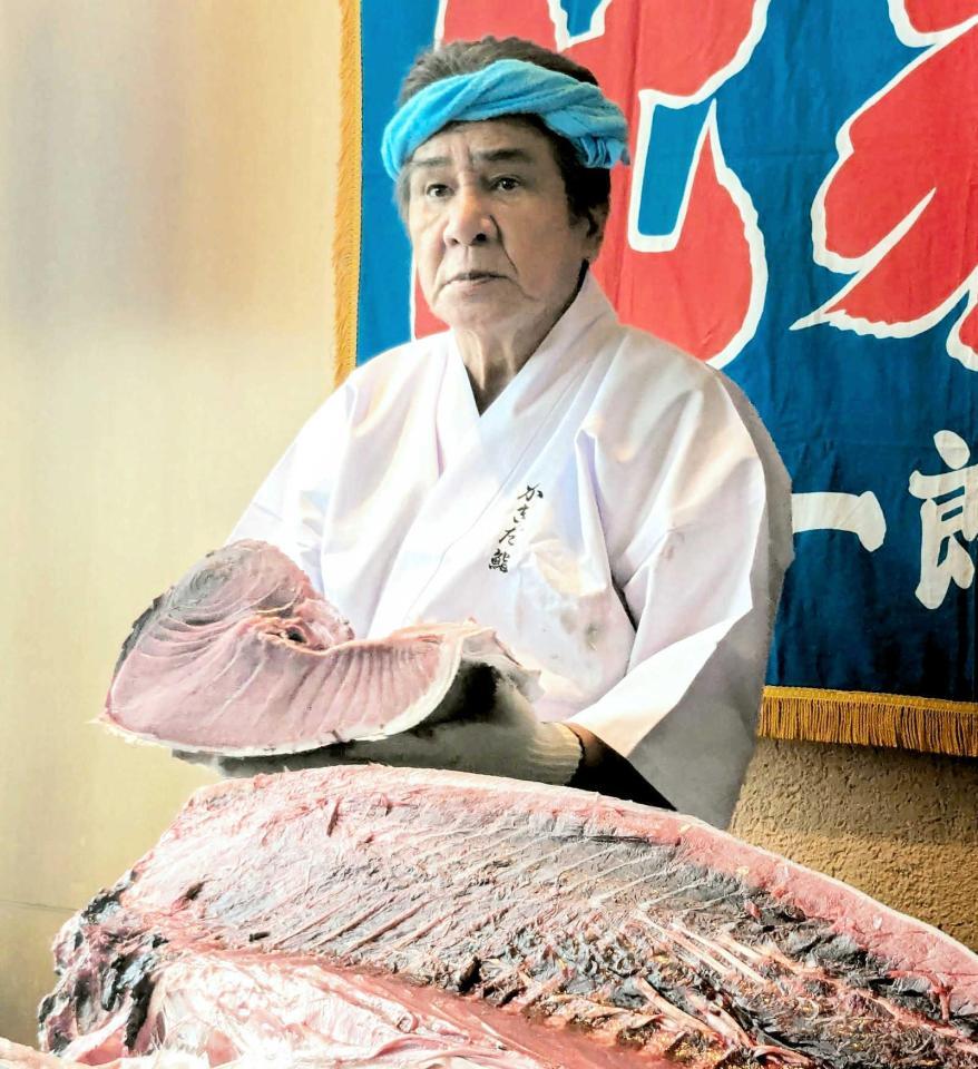 　マグロ解体ショーを行った鳥羽一郎
