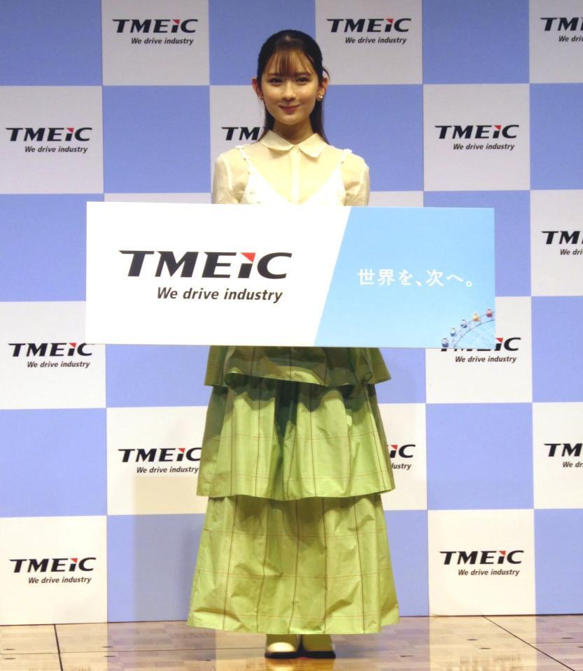 　撮影に応じる畑芽育