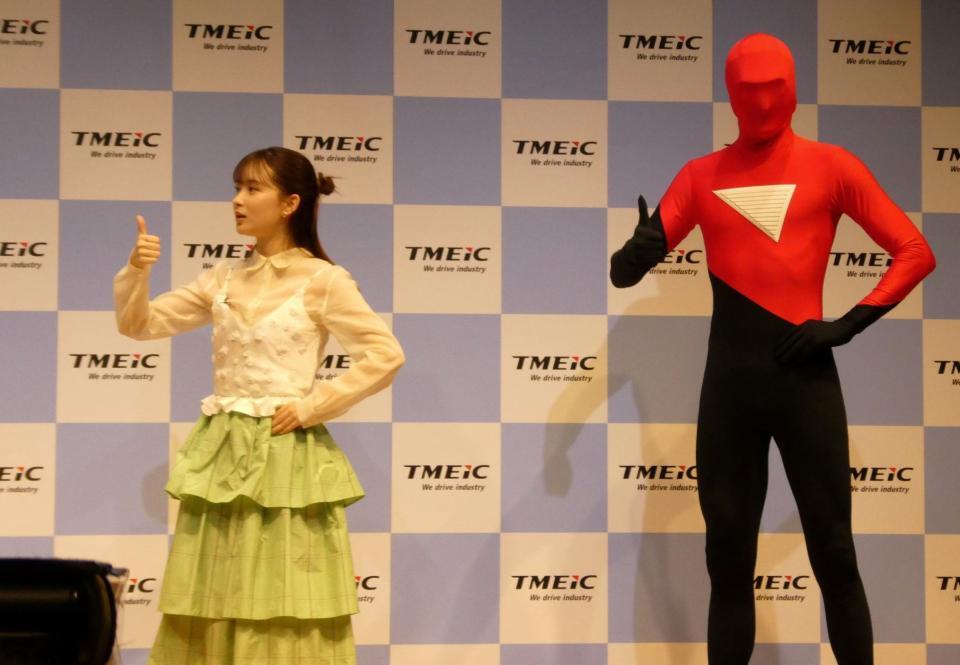 　ポーズを決める（左から）畑芽育、ＴＭＥＩＣマン