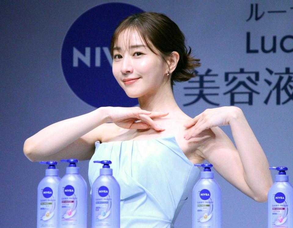 　ニベアを塗る田中みな実