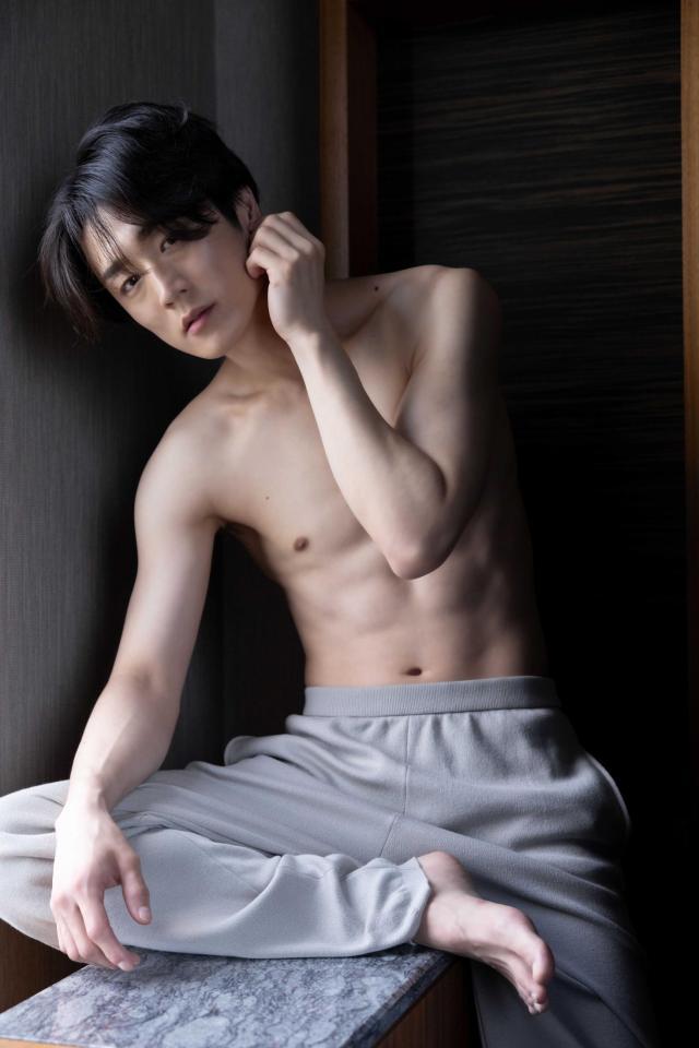 　鍛え抜いた体を披露した真田ナオキ（撮影・中山雅文）