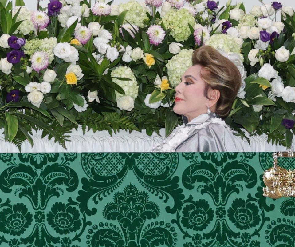 　運ばれた柩から起き上がるデヴィ夫人（撮影・西岡正）