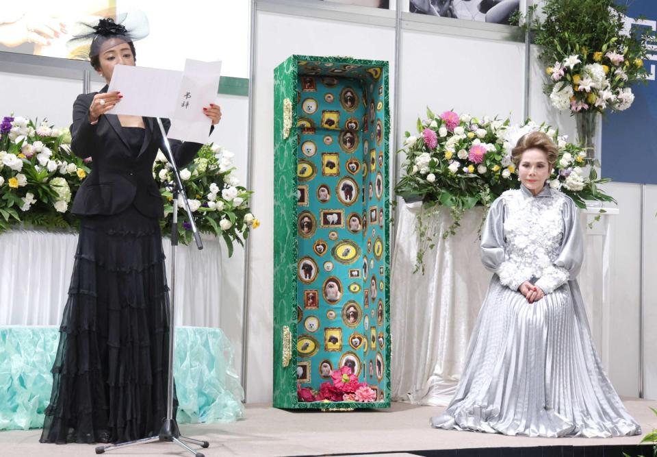 　デヴィ夫人（右）に弔辞を読む神田うの （撮影・西岡正）