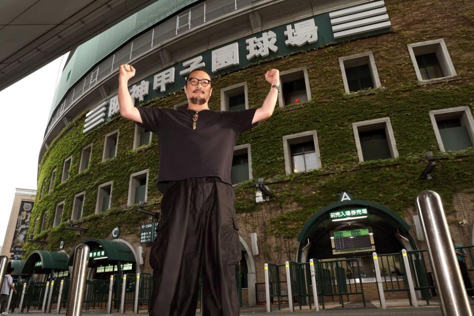 　甲子園球場の前でポーズをとる湘南乃風・若旦那（撮影・田中太一）