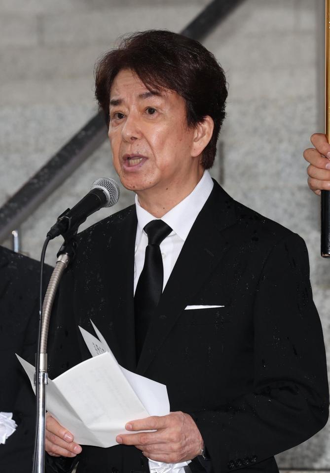 　弔辞を読む三田明（撮影・佐々木彰尚）