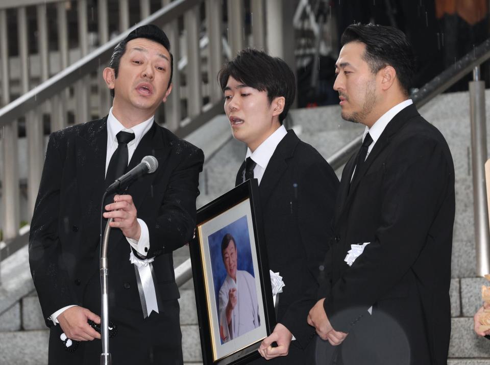 　「いつでも夢を」を歌うｙｈ２・小牧勇太、徳岡純平、進公平（撮影・佐々木彰尚）