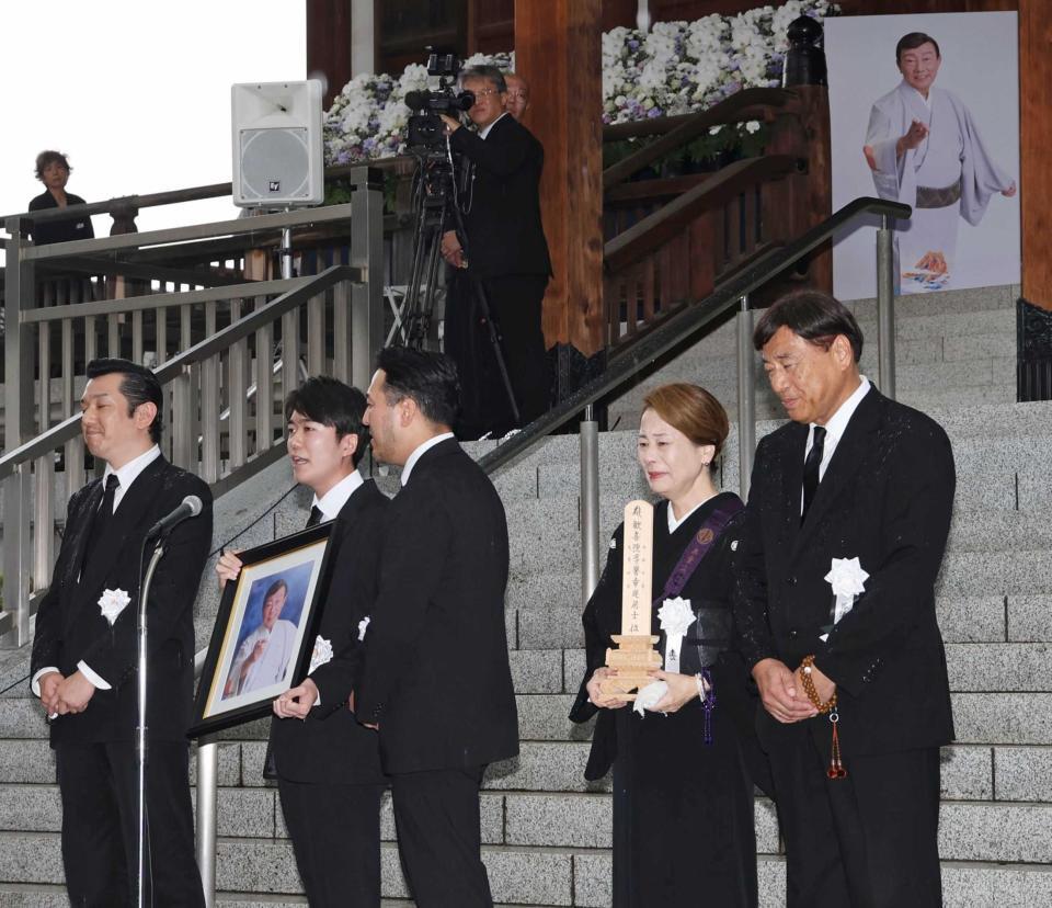 　出棺前に「いつでも夢を」を歌唱する（左から）ｙｈ２の小牧勇太、徳岡純平、進公平。右は石田重廣社長。同２人目は真由美夫人