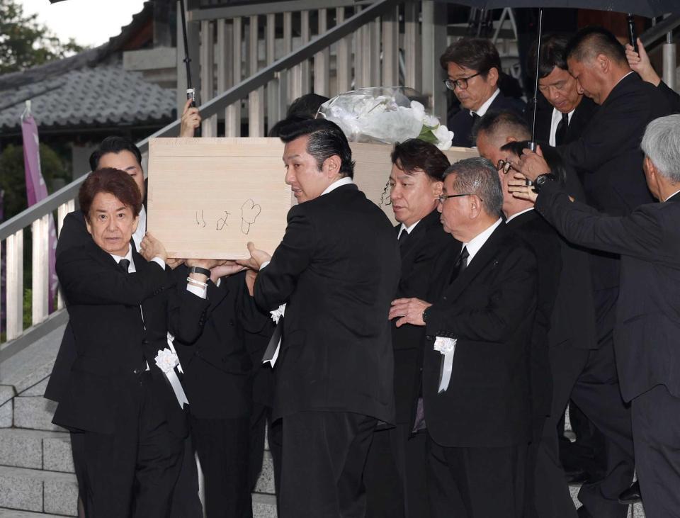 　橋幸夫さんのひつぎを運ぶ（左から）三田明、ｙｈ２・小牧勇太、狩人・高道ら（撮影・佐々木彰尚）