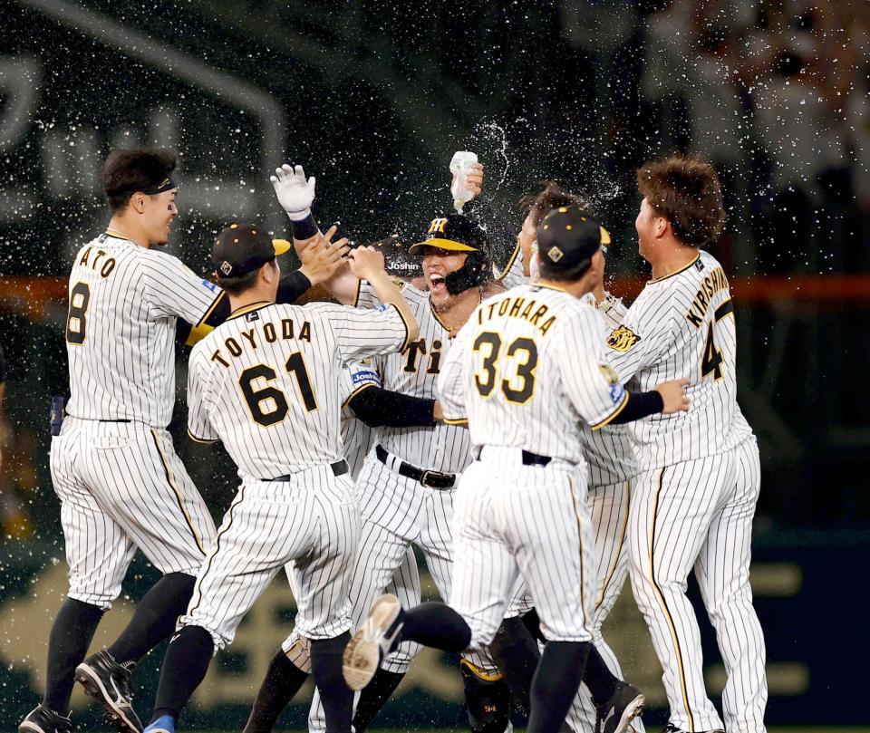 　ＤｅＮＡにサヨナラ勝ちし、歓喜する阪神ナイン＝２０２４年７月７日