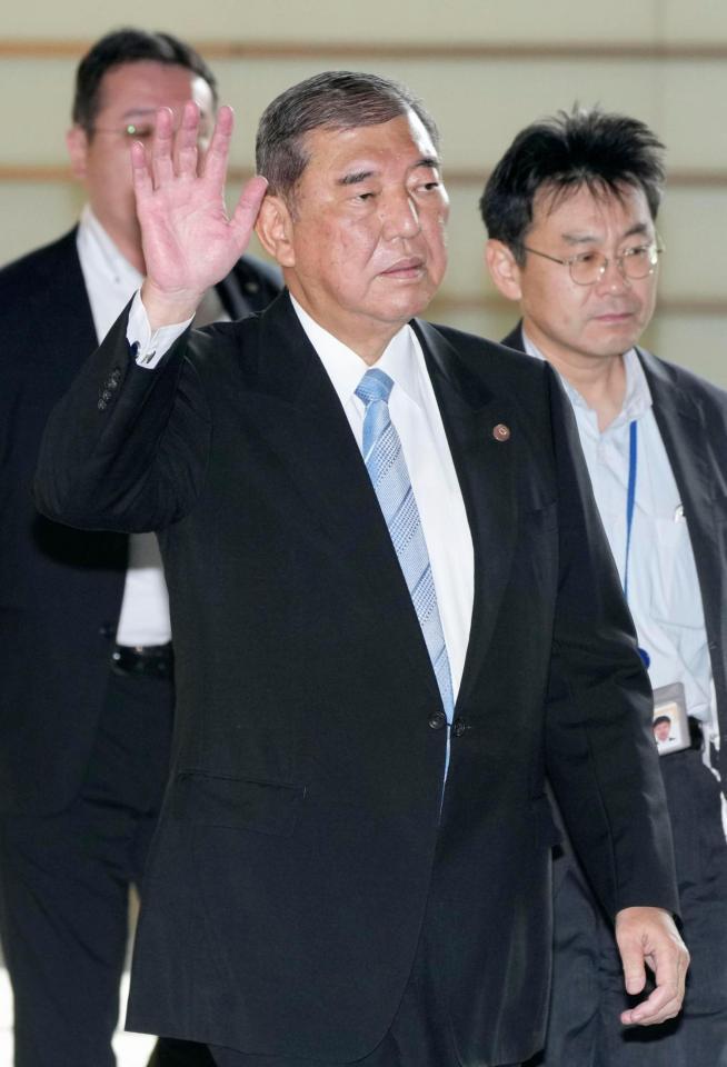 　首相官邸に入る石破首相